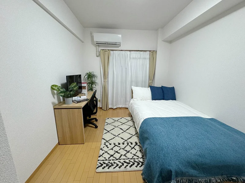 写真はお部屋のイメージです。ラグなどの室内装飾はございません。