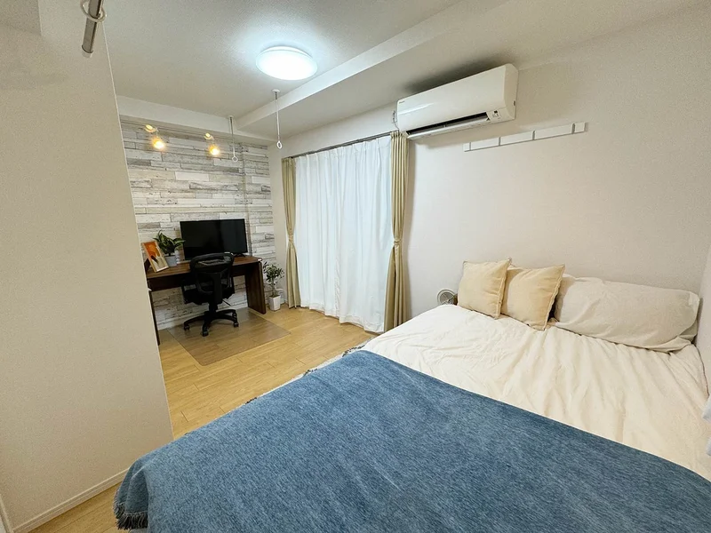 写真はお部屋のイメージです。ラグなどの室内装飾はございません。