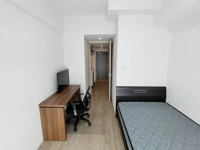 写真はお部屋のイメージです。ラグなどの室内装飾はございません。