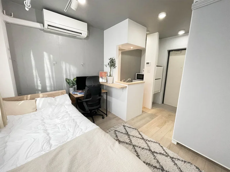 写真はお部屋のイメージです。ラグなどの室内装飾はございません。