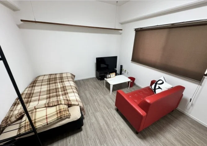 柔らかな日差しが差し込む落ち着いた寝室。質の高い眠りを誘うカラーコーディネートと静粛性が、明日の活力へと繋がる深い休息をもたらします。