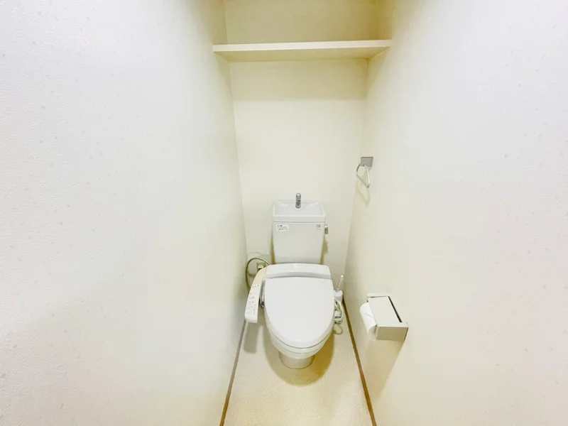 ウォシュレットつきのトイレです。老若男女皆様に安心してご利用いただけますね☆トイレにもトイレ用洗剤とトイレ用ブラシをご用意しておりますので長期ご利用の場合の気になる汚れなどもお掃除して頂けます＾＾