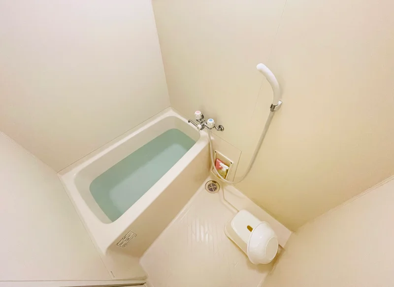 バストイレは別♪バスルームには風呂桶・風呂イス・風呂用洗剤・スポンジをご用意しておりますのでぜひご活用ください！