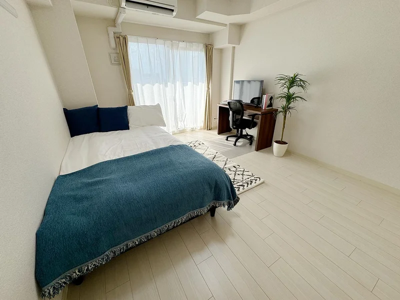 写真はお部屋のイメージです。ラグなどの室内装飾はございません。