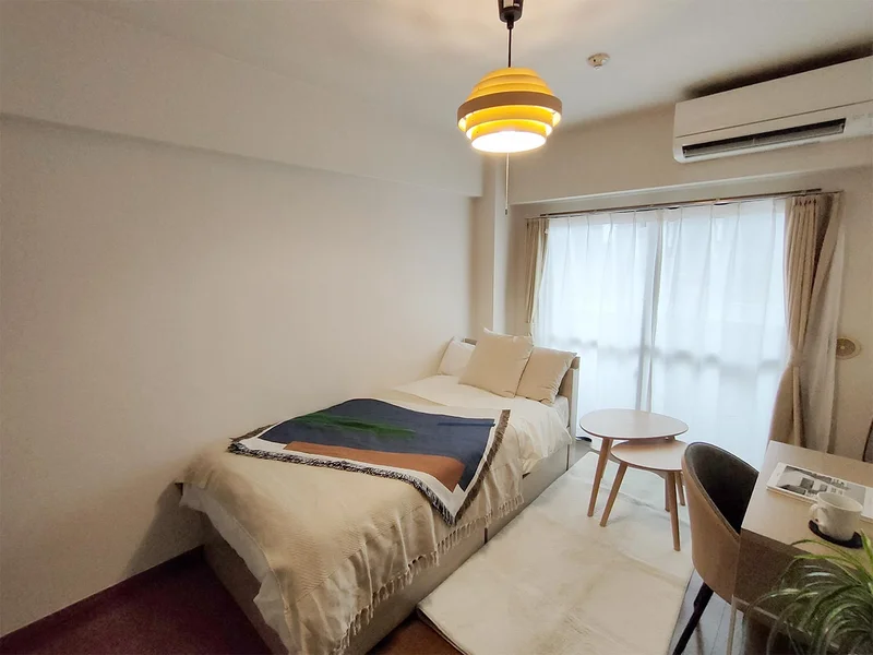 写真はお部屋のイメージです。ラグなどの室内装飾はございません。