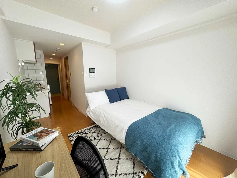 写真はお部屋のイメージです。ラグなどの室内装飾はございません。