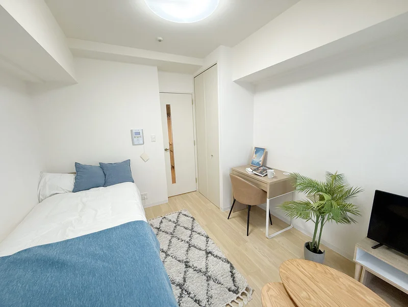 写真はお部屋のイメージです。ラグなどの室内装飾はございません。