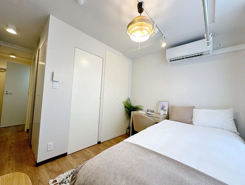 写真はお部屋のイメージです。ラグなどの室内装飾はございません。