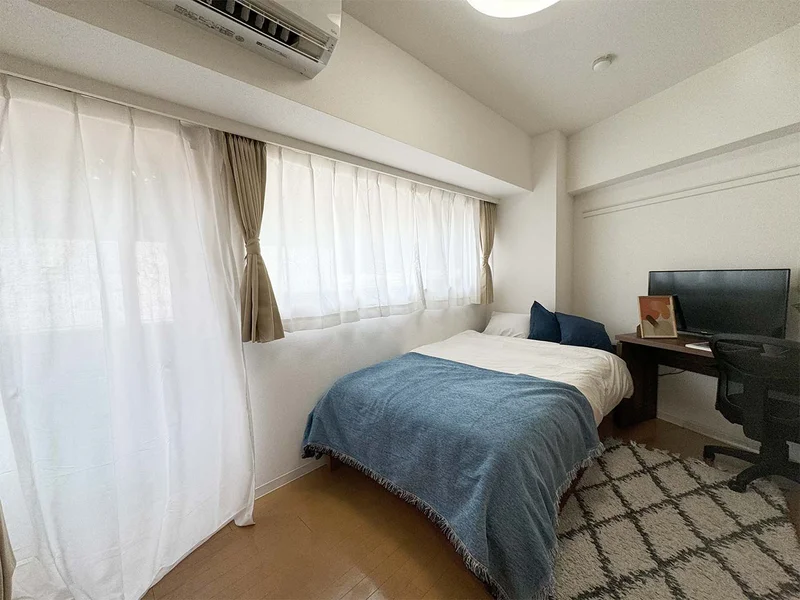 写真はお部屋のイメージです。ラグなどの室内装飾はございません。