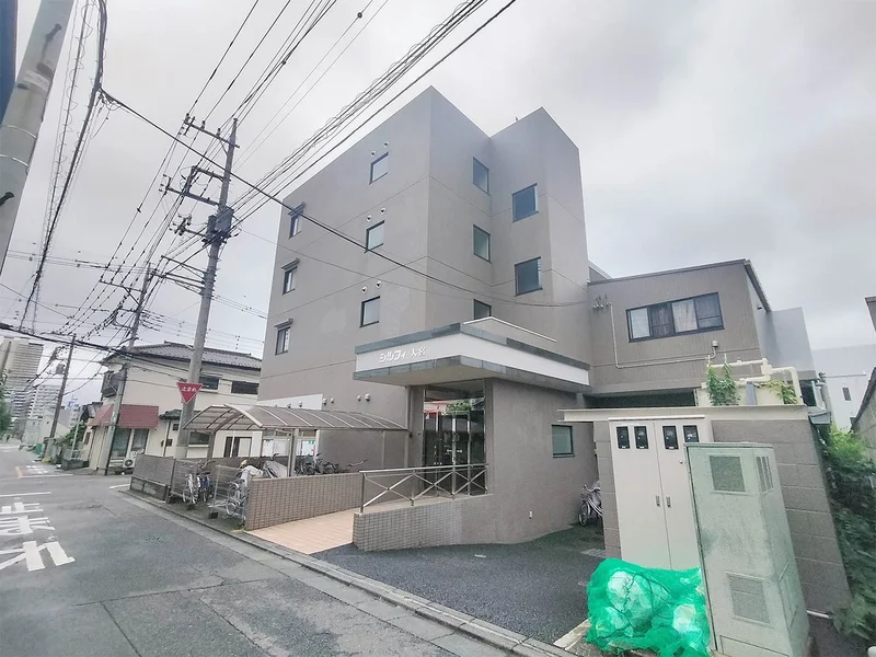 写真はお部屋のイメージです。ラグなどの室内装飾はございません。