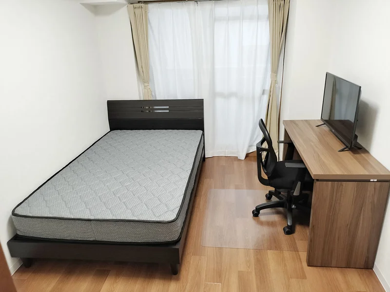 写真はお部屋のイメージです。ラグなどの室内装飾はございません。