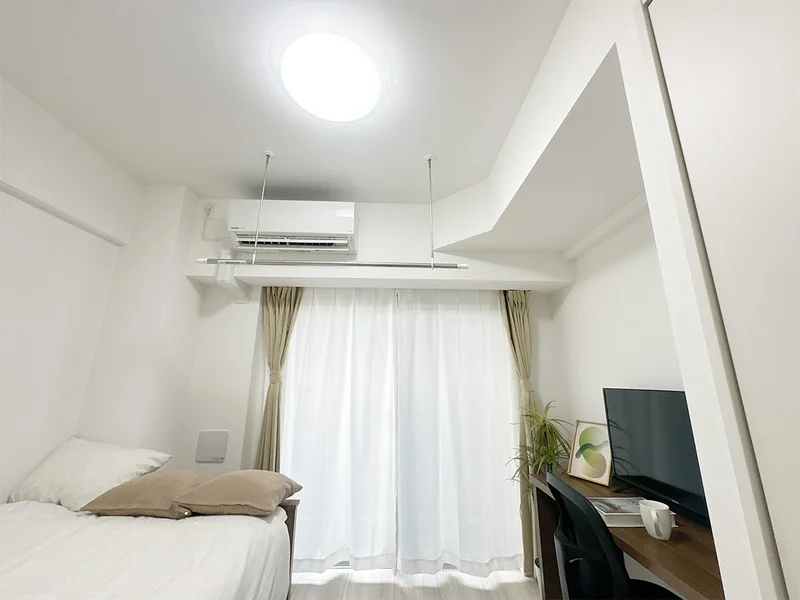 写真はお部屋のイメージです。ラグなどの室内装飾はございません。