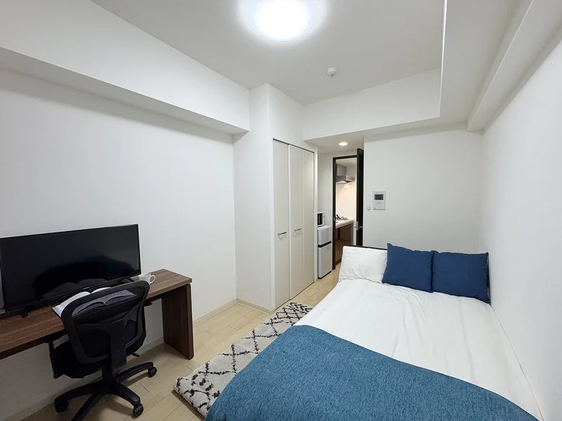 写真はお部屋のイメージです。ラグなどの室内装飾はございません。