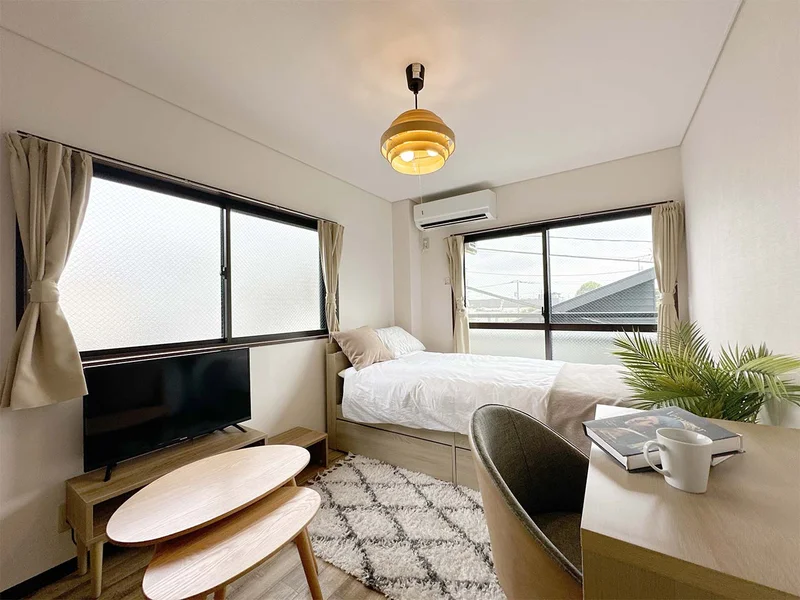 写真はお部屋のイメージです。ラグなどの室内装飾はございません。