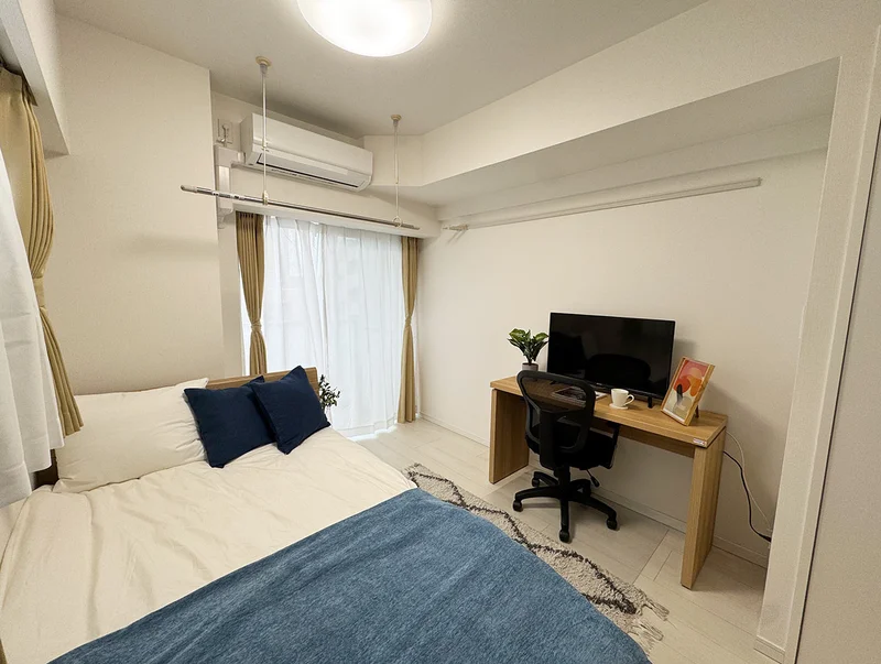 写真はお部屋のイメージです。ラグなどの室内装飾はございません。