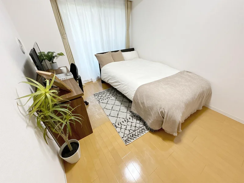 写真はお部屋のイメージです。ラグなどの室内装飾はございません。