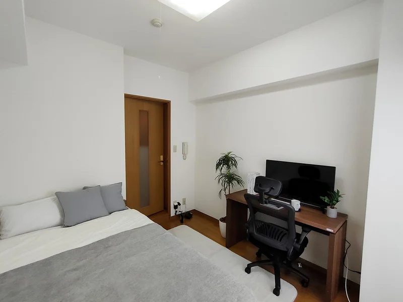 写真はお部屋のイメージです。ラグなどの室内装飾はございません。