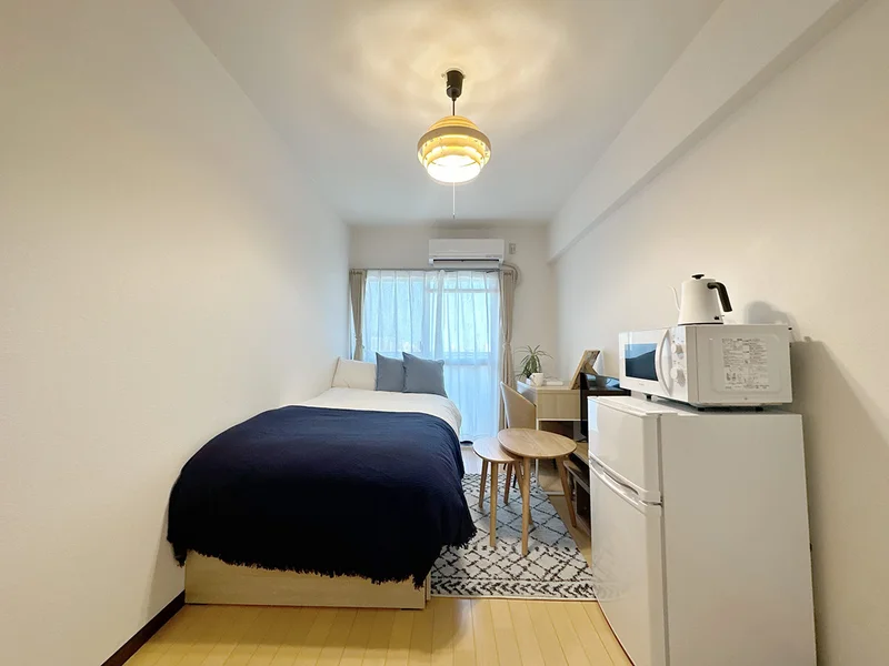 写真はお部屋のイメージです。ラグなどの室内装飾はございません。