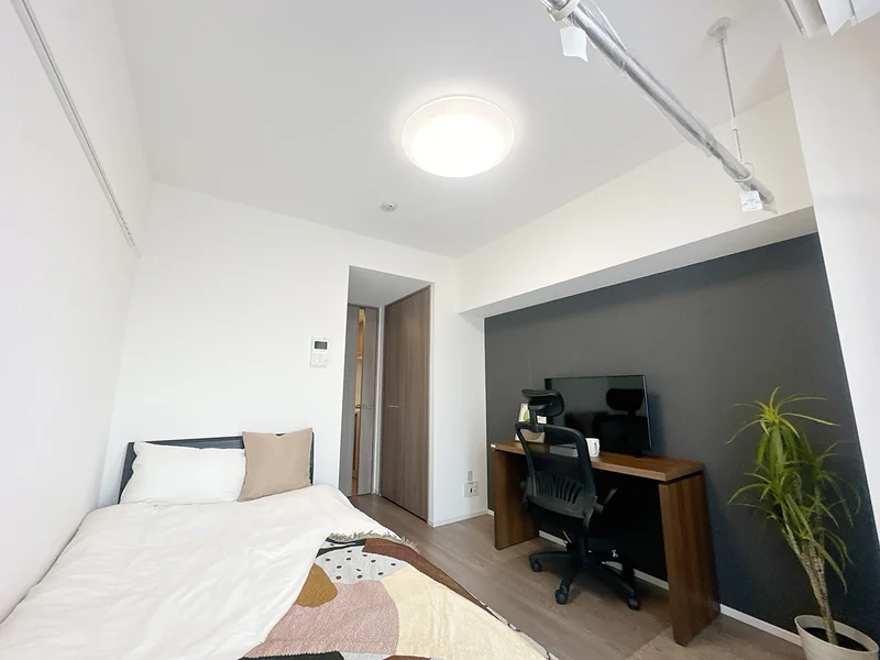 写真はお部屋のイメージです。ラグなどの室内装飾はございません。