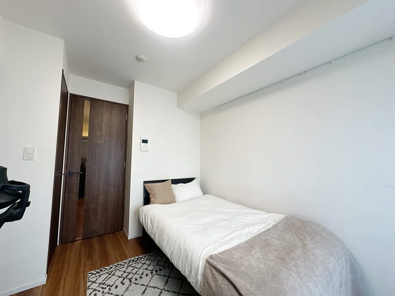 写真はお部屋のイメージです。ラグなどの室内装飾はございません。