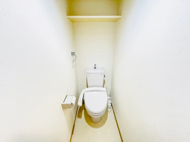 ウォシュレットつきのトイレです。老若男女皆様に安心してご利用いただけますね☆トイレにもトイレ用洗剤とトイレ用ブラシをご用意しておりますので長期ご利用の場合の気になる汚れなどもお掃除して頂けます＾