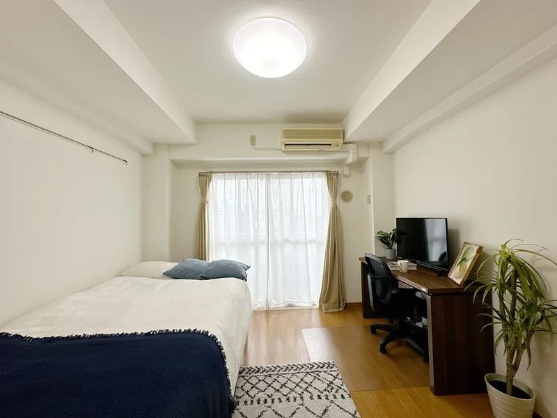 写真はお部屋のイメージです。ラグなどの室内装飾はございません。