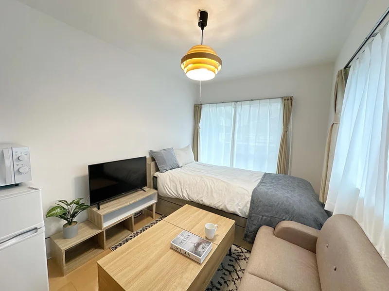 写真はお部屋のイメージです。ラグなどの室内装飾はございません。