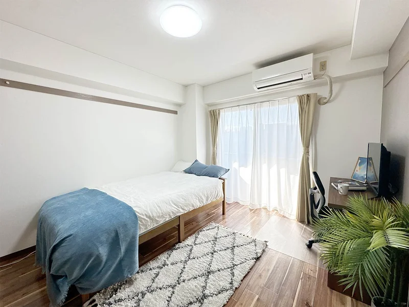 写真はお部屋のイメージです。ラグなどの室内装飾はございません。