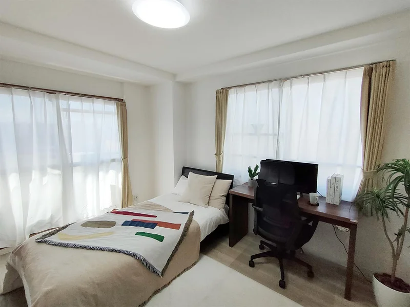 写真はお部屋のイメージです。ラグなどの室内装飾はございません。