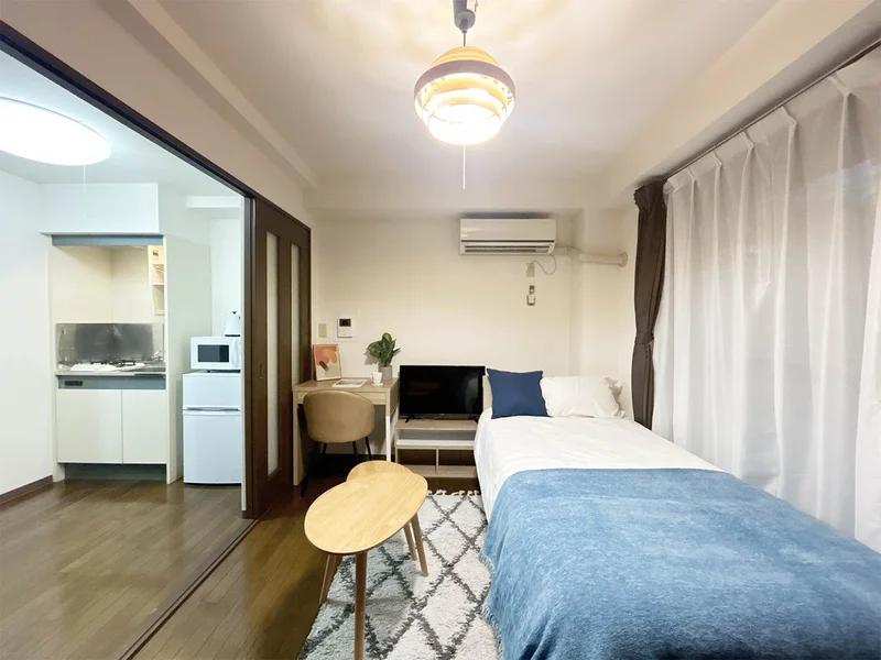 写真はお部屋のイメージです。ラグなどの室内装飾はございません。