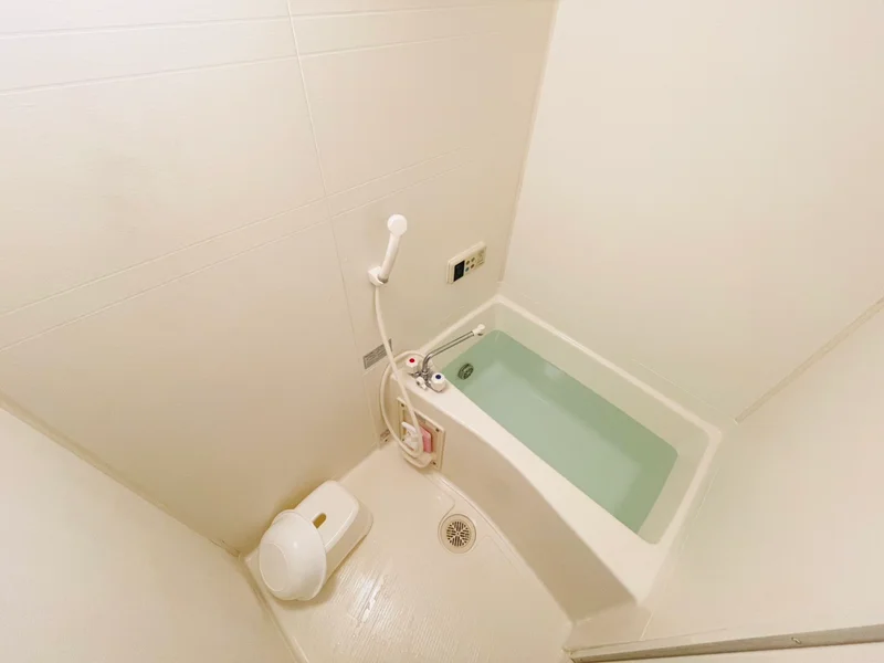 バストイレは別♪バスルームには風呂桶・風呂イス・風呂用洗剤・スポンジをご用意しておりますのでぜひご活用ください！