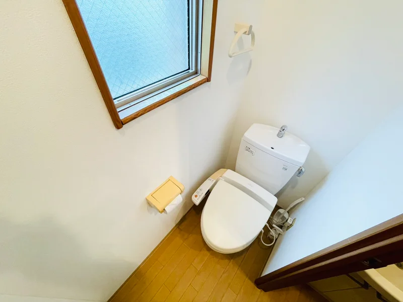 ウォシュレットつきのトイレです。老若男女皆様に安心してご利用いただけますね☆トイレにもトイレ用洗剤とトイレ用ブラシをご用意しておりますので長期ご利用の場合の気になる汚れなどもお掃除して頂けます＾＾