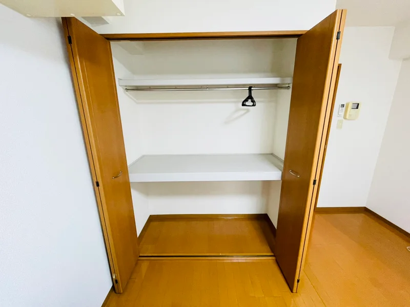 収納スペースも充実しており、嬉しいポール付☆☆