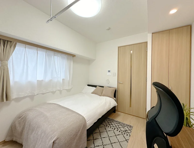 写真はお部屋のイメージです。ラグ等の室内装飾はございません。