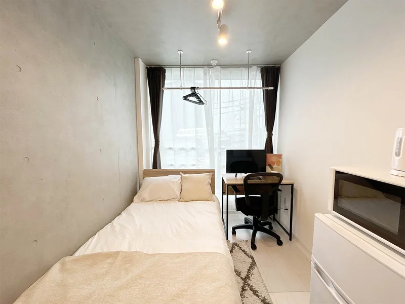 写真はお部屋のイメージです。ラグなどの室内装飾はございません。