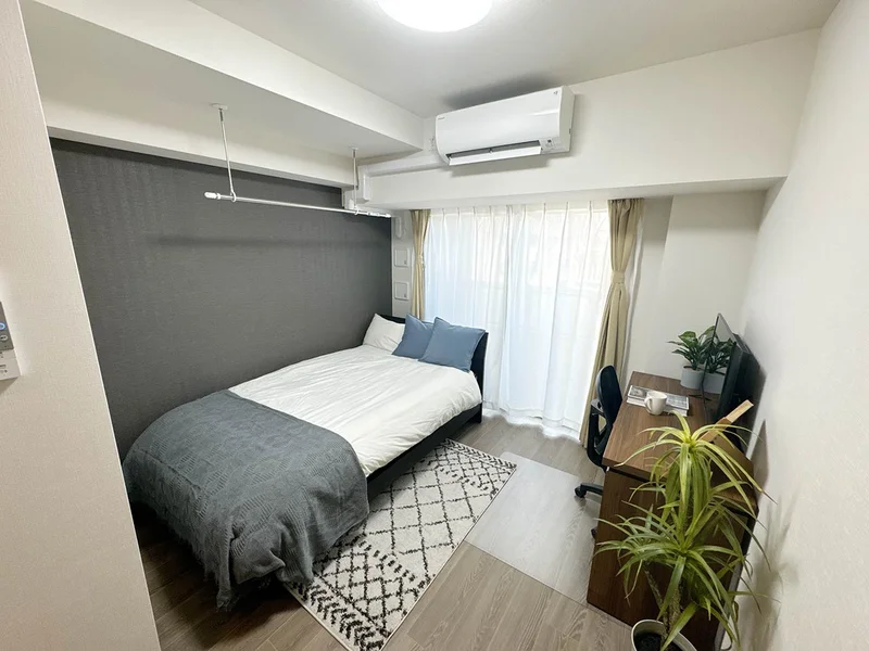 写真はお部屋のイメージです。ラグなどの室内装飾はございません。