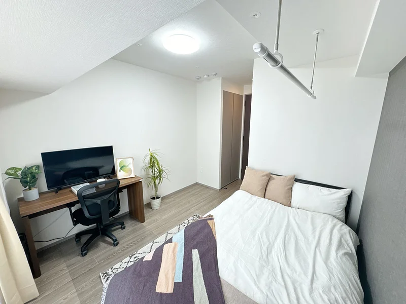 写真はお部屋のイメージです。ラグなどの室内装飾はございません。