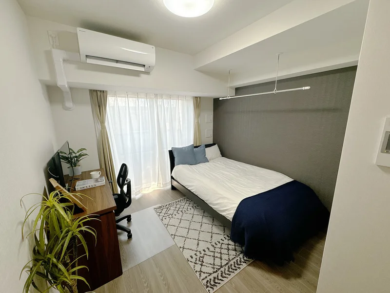 写真はお部屋のイメージです。ラグなどの室内装飾はございません。