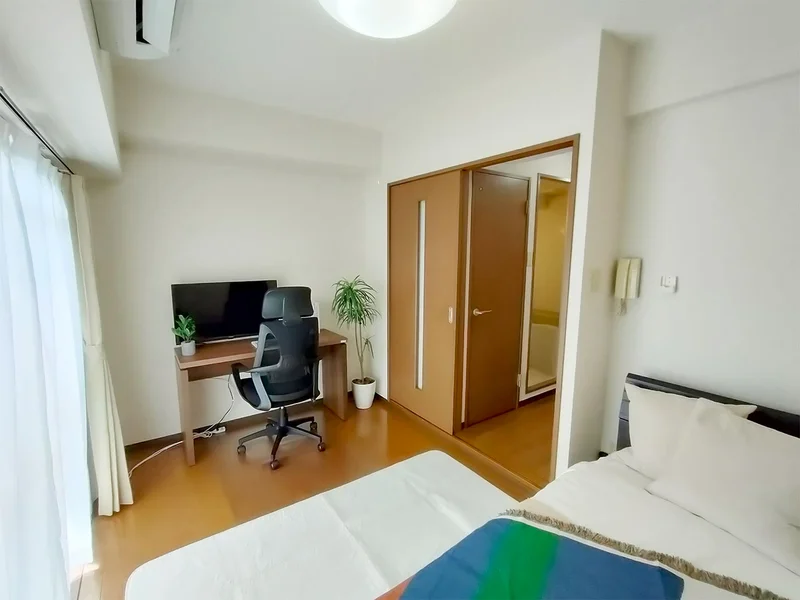 写真はお部屋のイメージです。ラグなどの室内装飾はございません。