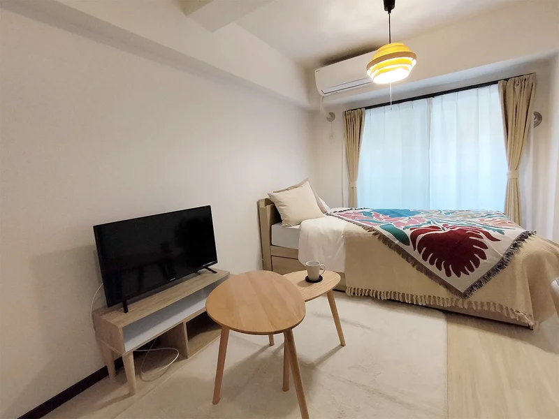 写真はお部屋のイメージです。ラグなどの室内装飾はございません。