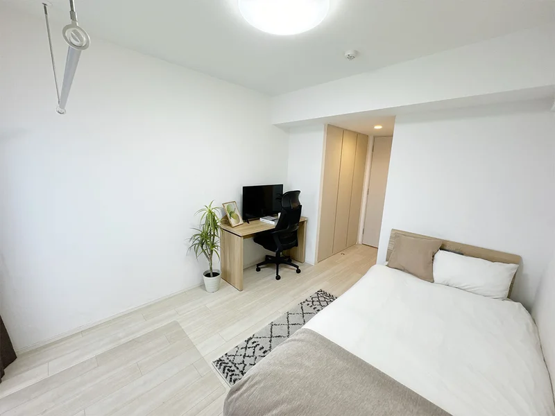 写真はお部屋のイメージです。ラグなどの室内装飾はございません。