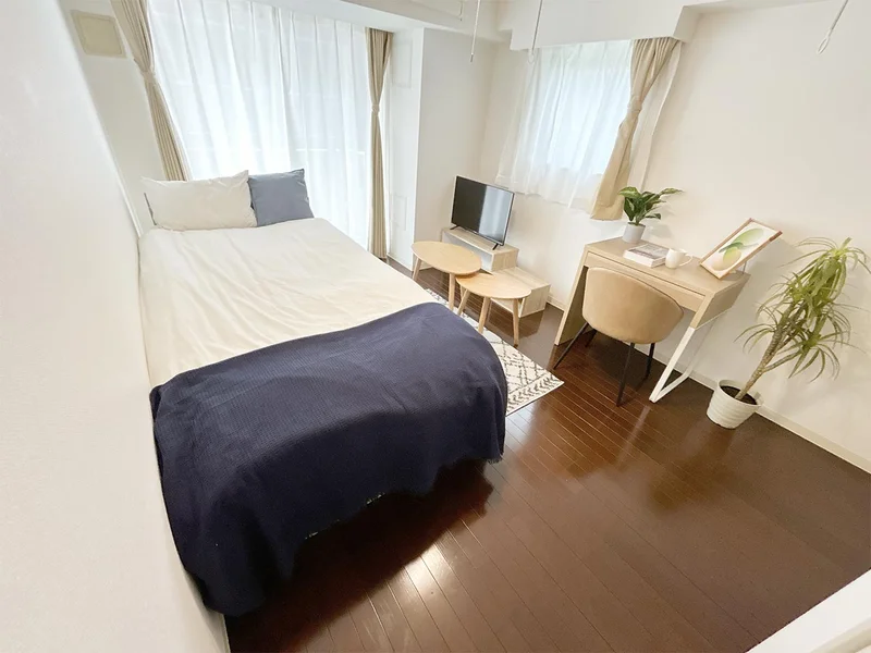 写真はお部屋のイメージです。ラグなどの室内装飾はございません。