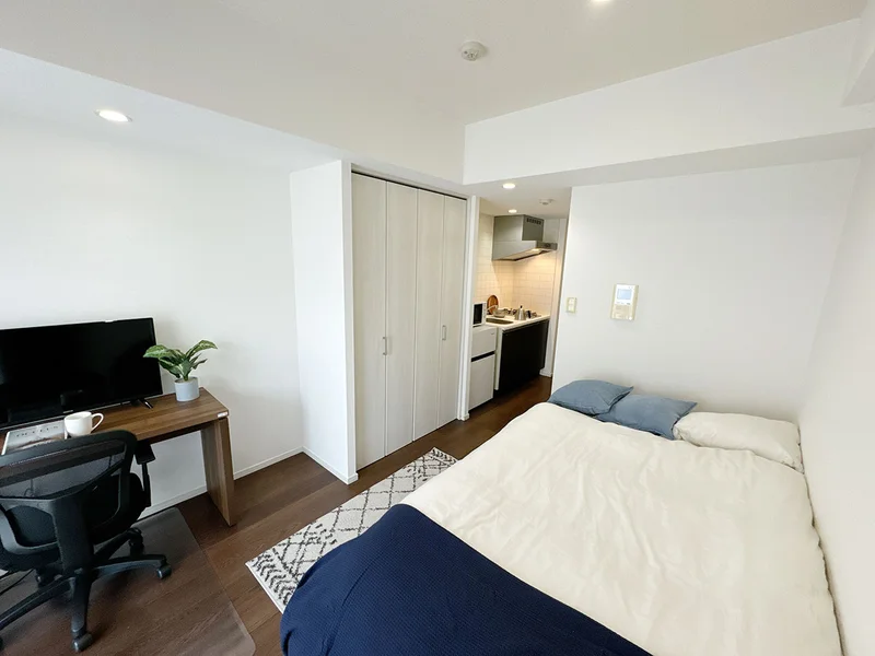 写真はお部屋のイメージです。ラグなどの室内装飾はございません。