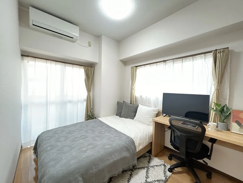 写真はお部屋のイメージです。ラグなどの室内装飾はございません。