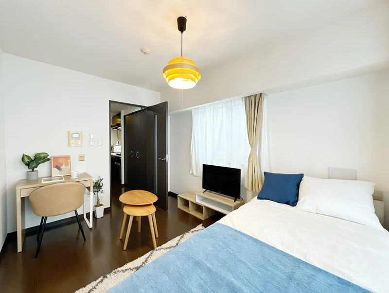 写真はお部屋のイメージです。ラグなどの室内装飾はございません。