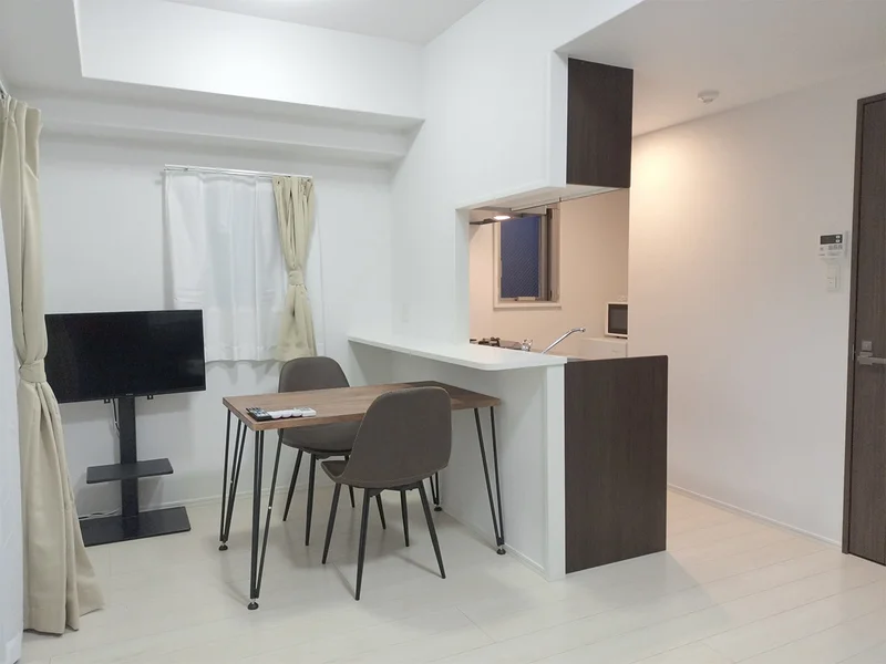 写真はお部屋のイメージです。ラグなどの室内装飾はございません。