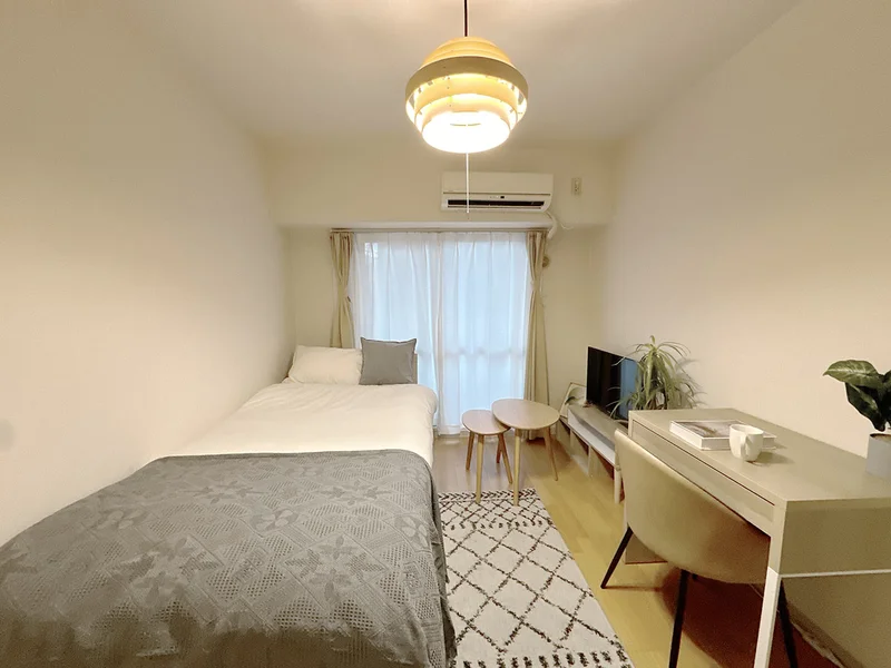 写真はお部屋のイメージです。ラグなどの室内装飾はございません。