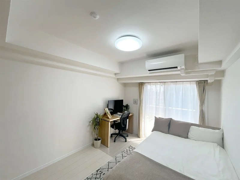 写真はお部屋のイメージです。ラグなどの室内装飾はございません。