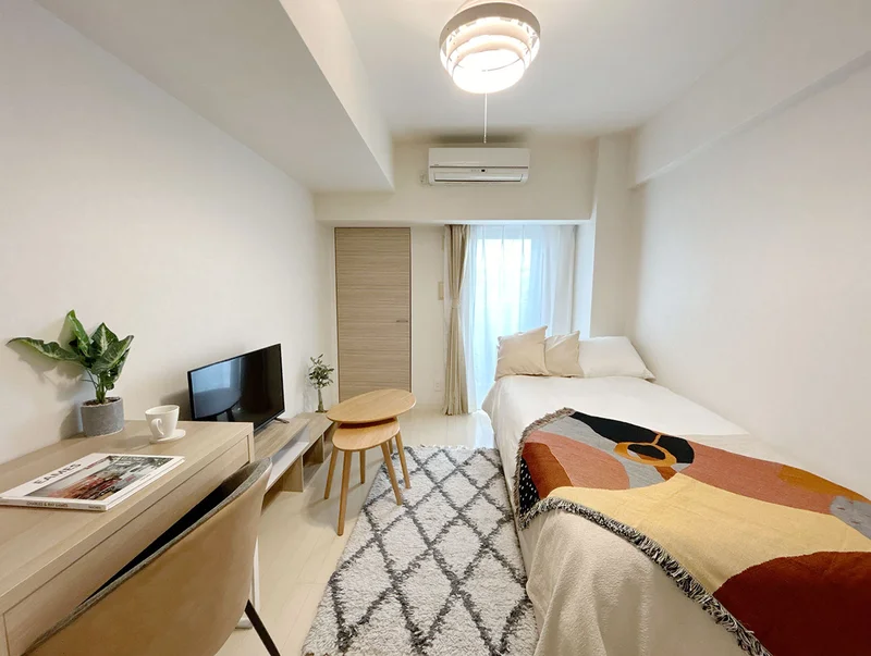 写真はお部屋のイメージです。ラグなどの室内装飾はございません。