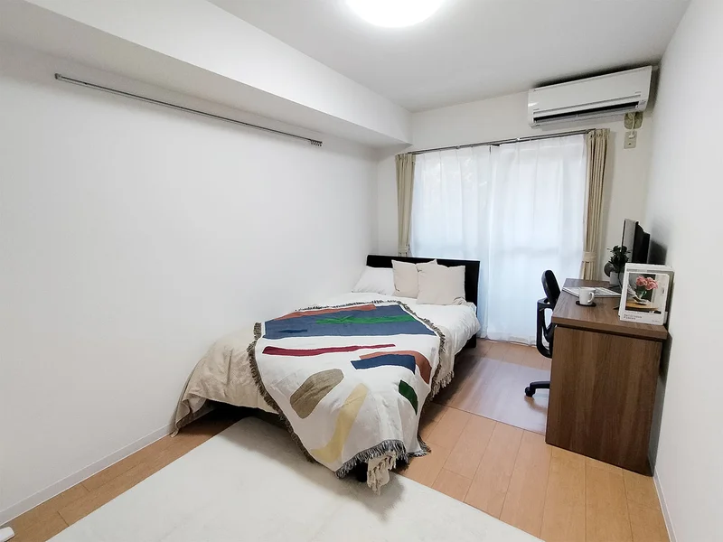 写真はお部屋のイメージです。ラグなどの室内装飾はございません。